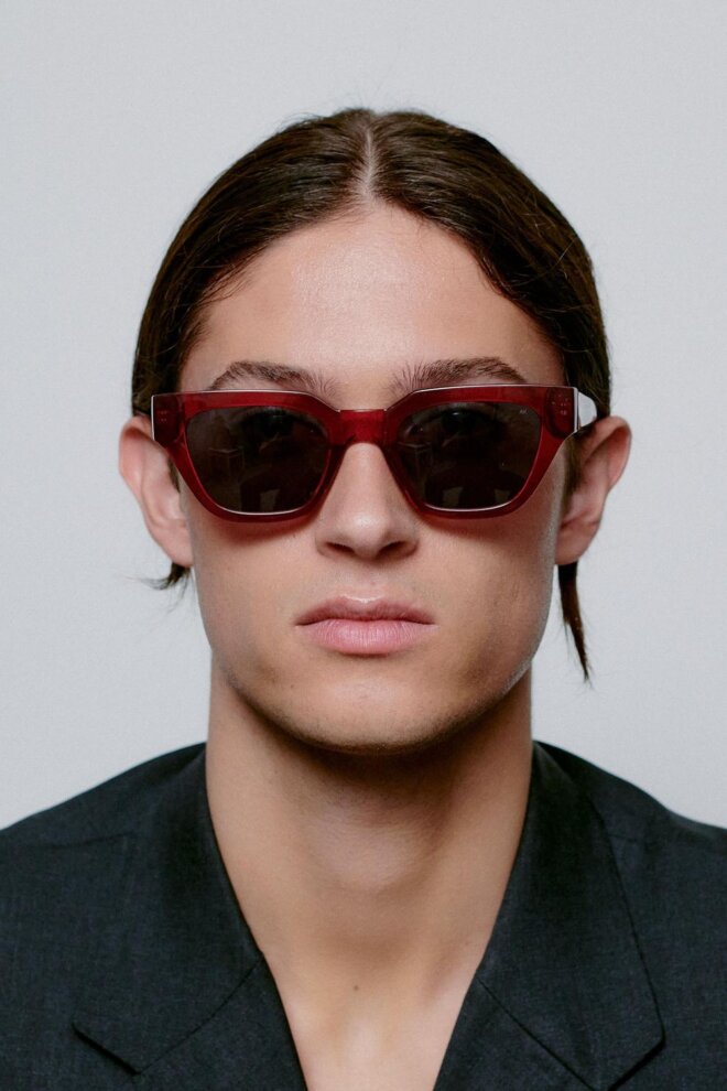 SONNENBRILLE KAWS BURGUNDY TRANSPARENT