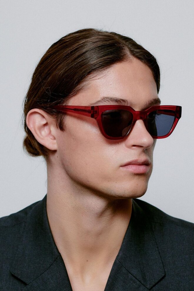 SONNENBRILLE KAWS BURGUNDY TRANSPARENT
