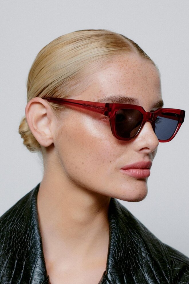 SONNENBRILLE KAWS BURGUNDY TRANSPARENT