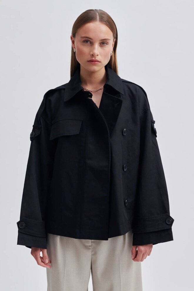 JACKE WALLIE SHORT JACKET BLACK