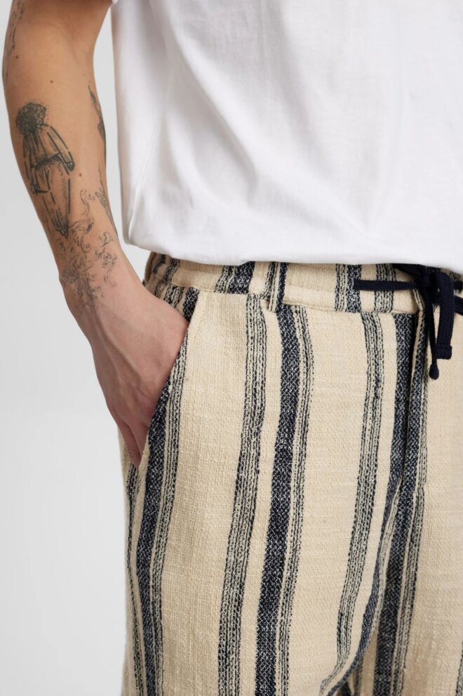 SHORT AKJAN STRUCTURE SHORTS TOFU