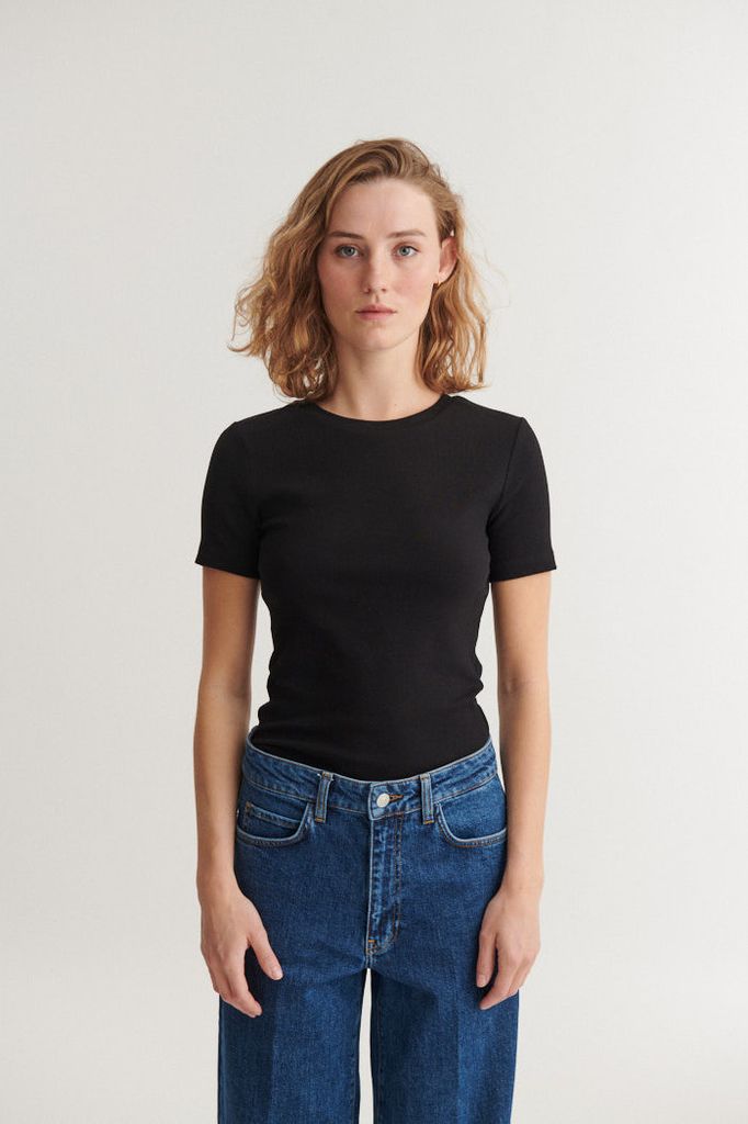 LUDMILLA SS O-NECK BLACK.jpg