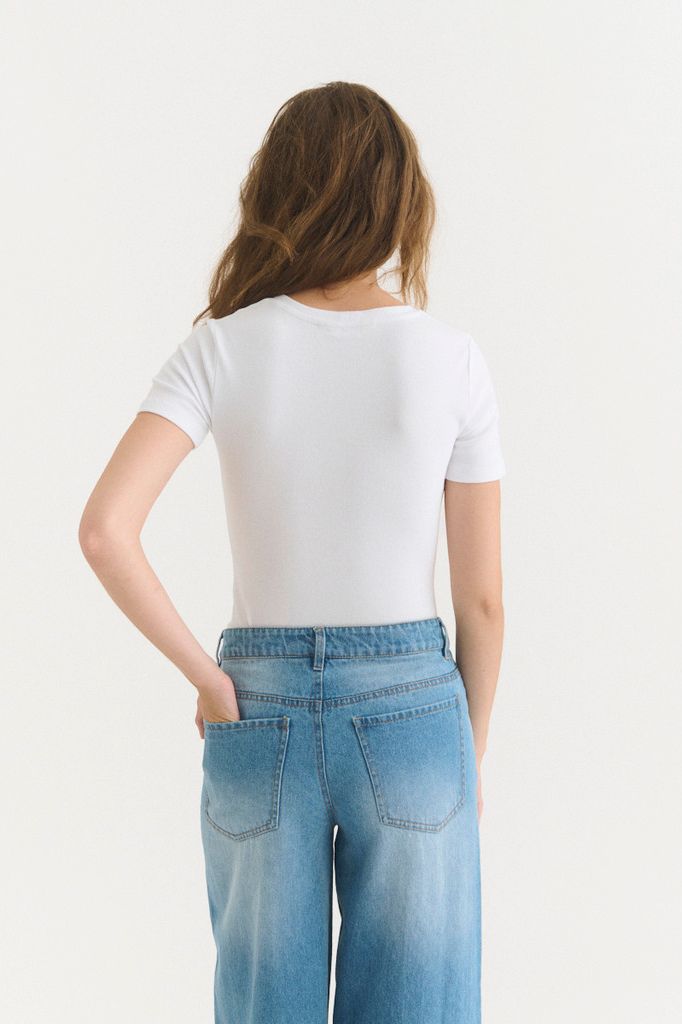 LUDMILLA SS O-NECK WHITE3.jpg