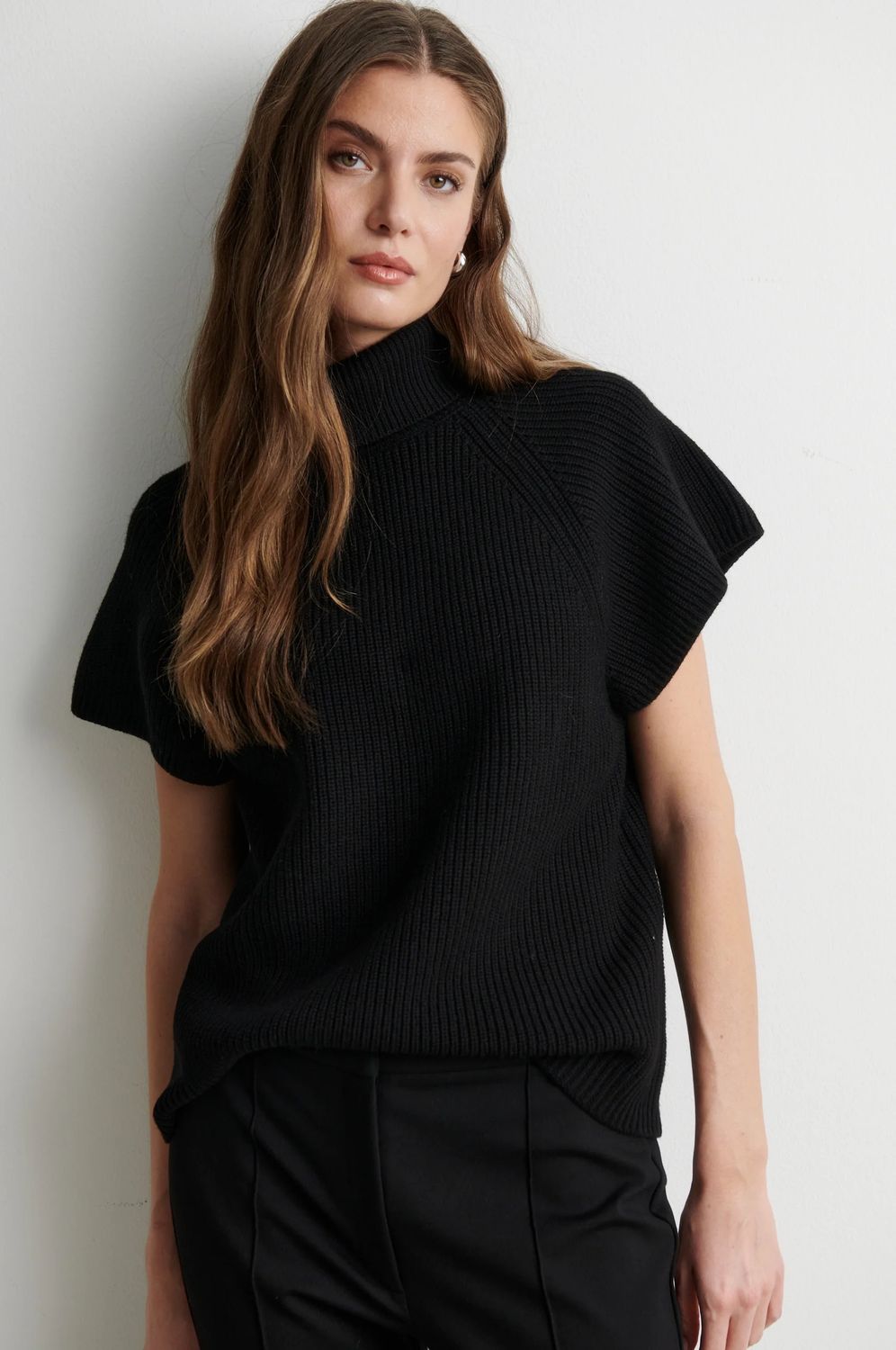 ETTAS KNIT VEST BLACK1.jpeg